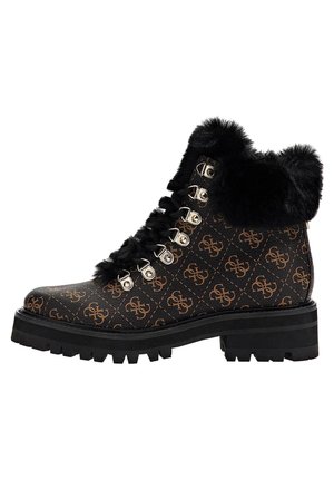 Bottine en faux cuir brun à motifs avec un col en fausse fourrure noire, des œillets en argent et une semelle épaisse noire. Présente un détail de lacets.