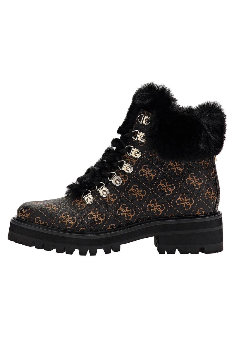 Bottine en faux cuir brun à motifs avec un col en fausse fourrure noire, des œillets en argent et une semelle épaisse noire. Présente un détail de lacets.