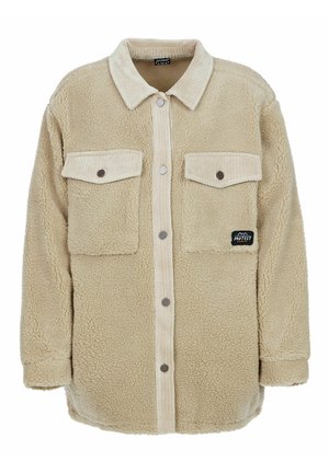 Beige fleecejakke med ribvelour-krave og klaffelukning, to brystlommer med knapper og trykknapslukning foran.