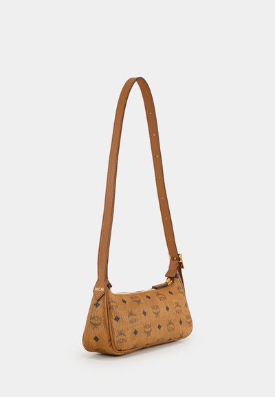 Tan-nahkainen olkalaukku, jossa on kaareva muoto, kultaiset metalliosat ja kohokuvioitu logo-kuvio. Säädettävä hihna monipuolista tyyliä varten.