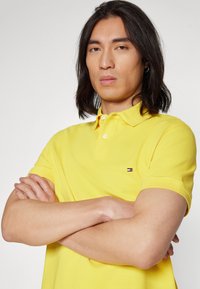 Tommy Hilfiger REGULAR - Poloshirt - eureka yellow