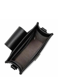 Portefeuille en cuir noir avec un extérieur lisse, deux compartiments et une doublure intérieure gris clair. Dispose d'une fermeture à pression et d'accents en métal.