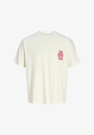 Krémové bavlnené tričko s grafickou potlačou červeného vázy na hrudi, spárované s tmavými voľne strihanými nohavicami a bielymi teniskami.