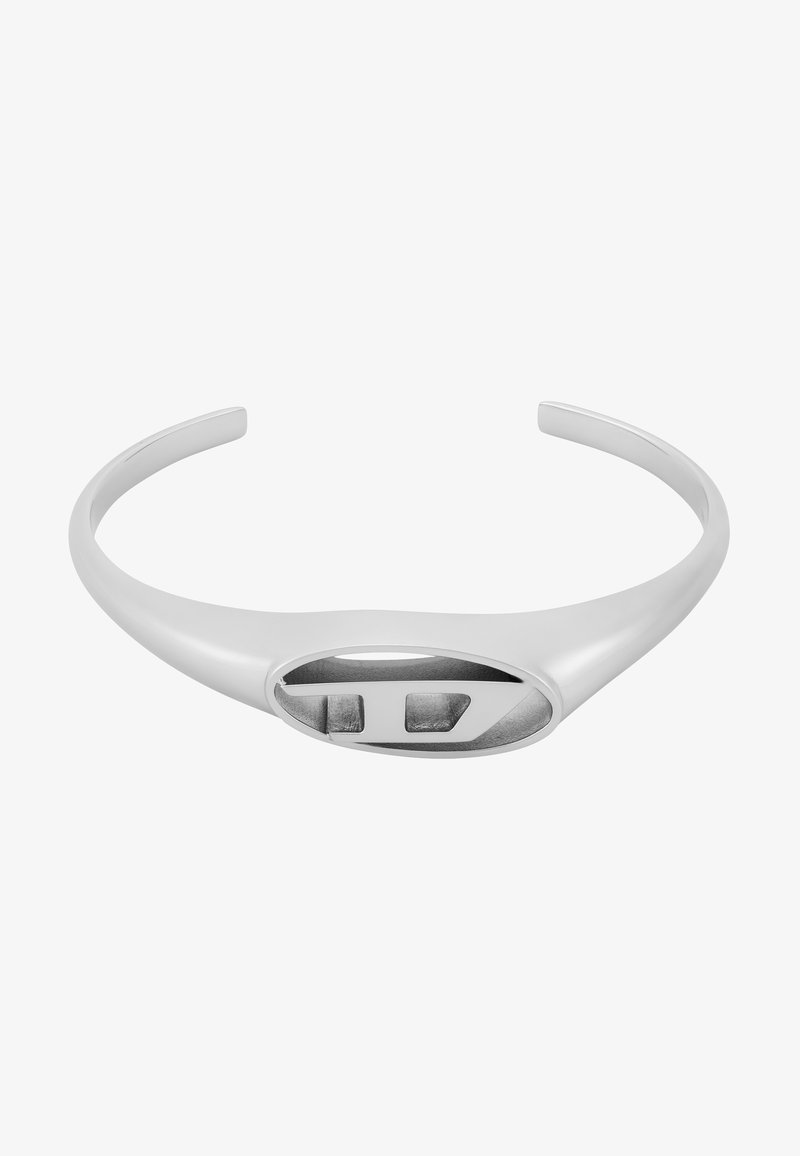 Bracelet en métal argenté avec un design lisse et courbé. Présente un détail en forme d'ovale découpé au centre, une finition mate et des bords polis.