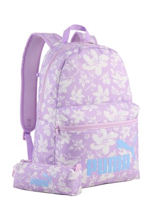 Lavendelfarbener Puma Rucksack und passendes Federmäppchen mit weißem Blumenmuster und hellem Puma-Logo auf weißem Hintergrund.