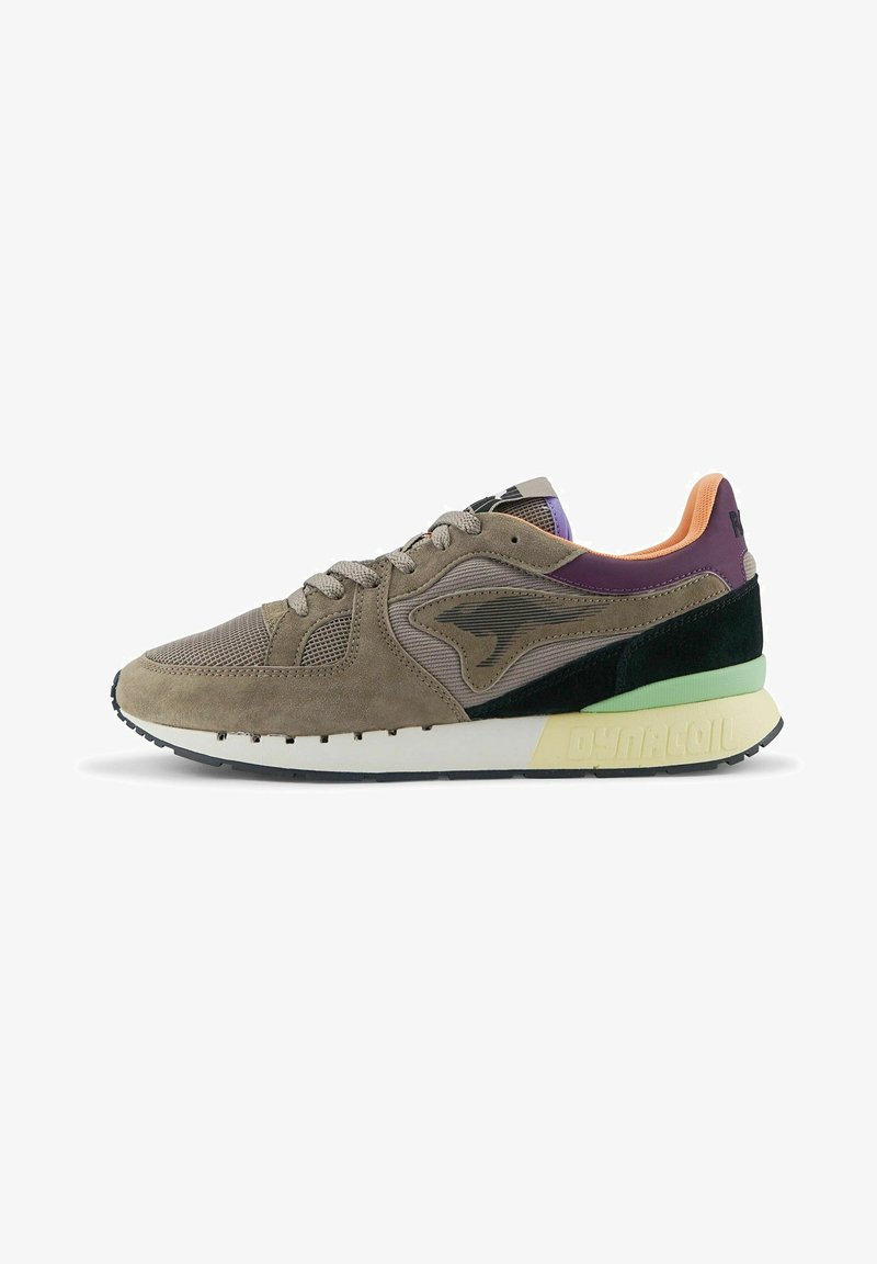 Sneaker med en kombination af brun ruskind og mesh-overdel, sorte og grønne detaljer, lila bagpanel og en hvid sål med "DYNACOIL" tekst.