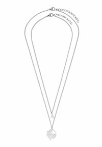 Collier en argent à plusieurs couches présentant trois chaînes de longueurs variées, avec un pendentif en forme de cœur et un pendentif en forme de trèfle à trois feuilles. Finition lisse, design délicat.