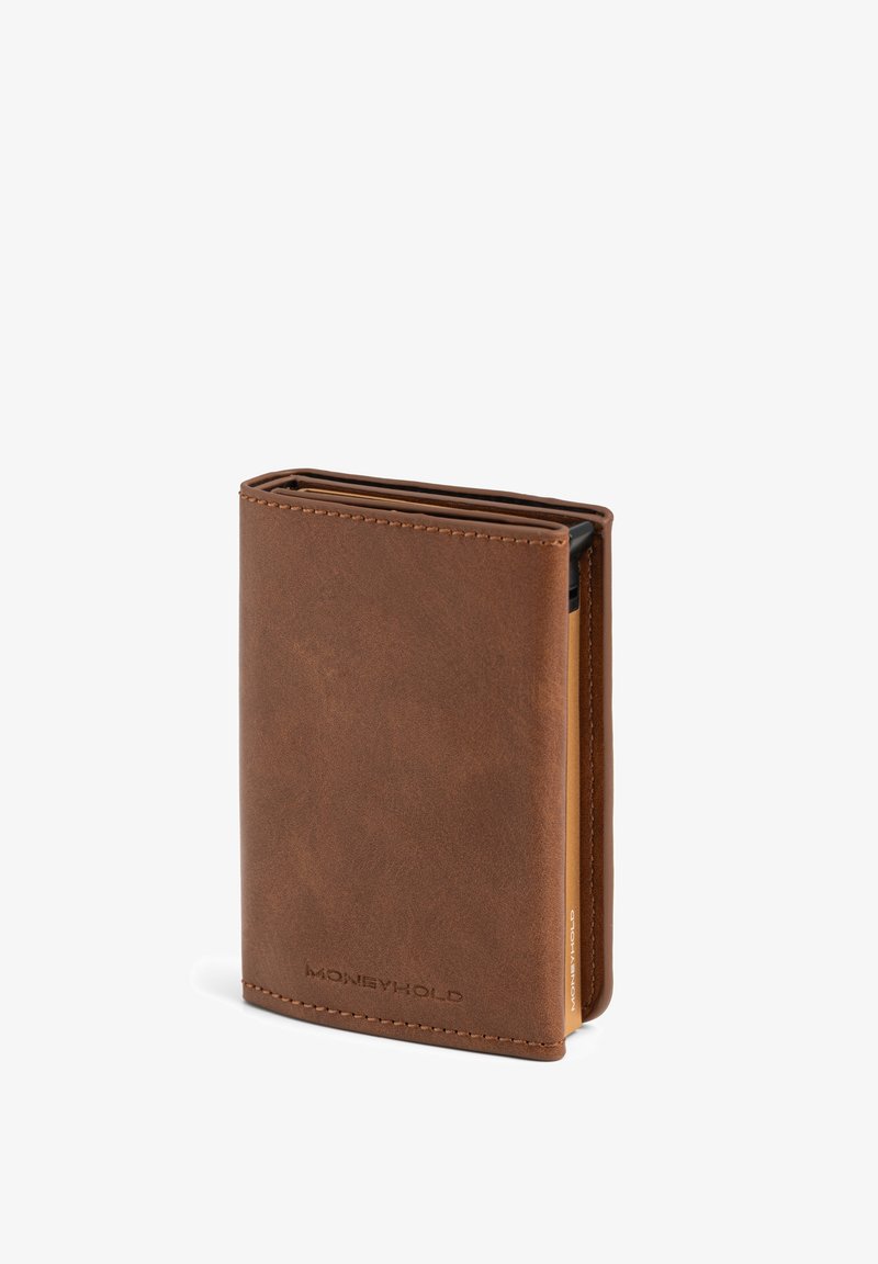 Bruine leren bi-fold portemonnee met zichtbare stiksels en een geperst "MONEYHOLD" logo, rechtopstaand tegen een witte achtergrond.