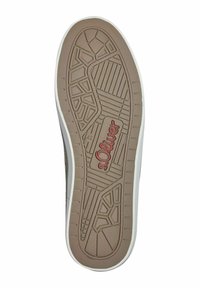S. Oliveri sneakerite põhi on valmistatud helesesuunas tekstuuriga kummist, millel on geomeetriline mustriga samm, millel on rõhutatult punane logo ja valge äär.