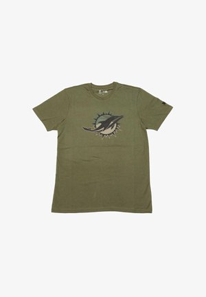 Olivgrünes T-Shirt aus Baumwolle mit einem großen Delphin-Logo in Schwarz und Blaugrün in der Mitte, mit kurzen Ärmeln und rundem Halsausschnitt.