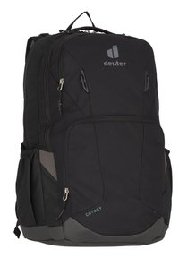 Zwarte Deuter Cotogy rugzak met meerdere ritssluitingen, zijvakken, versterkte onderkant en een stevige handgreep aan de bovenkant.