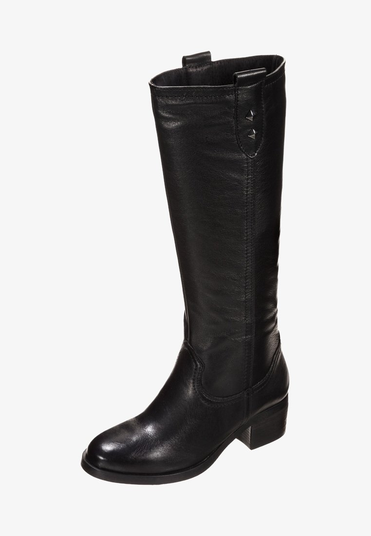 Botte en cuir noire mi-mollet avec un petit talon carré et deux petites rivets métalliques près du haut côté extérieur.
