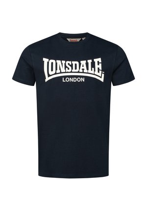 Navyblauwe katoenen T-shirt met een groot wit "LONSDALE" logo met daaronder "LONDON" in een boogvorm. Korte mouwen, ronde hals.