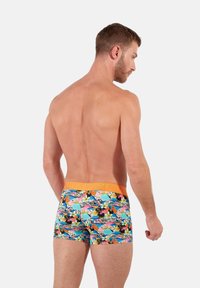 Barevné boxerky s květinovým vzorem v růžové, modré a oranžové barvě, se sytě oranžovým pasem. Měkká tkanina, těsný střih, délka do půl stehna.
