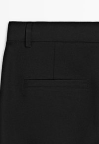 Schwarze Hose mit glatter Textur, ausgestattet mit einer verdeckten Gesäßtasche und Gürtelschlaufen an der Taille, die ein sauberes, maßgeschneidertes Design hervorhebt.