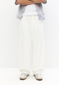 PULL&BEAR - SUPER BAGGY - Relaxed fit jeans - white Thumbnail Image 1