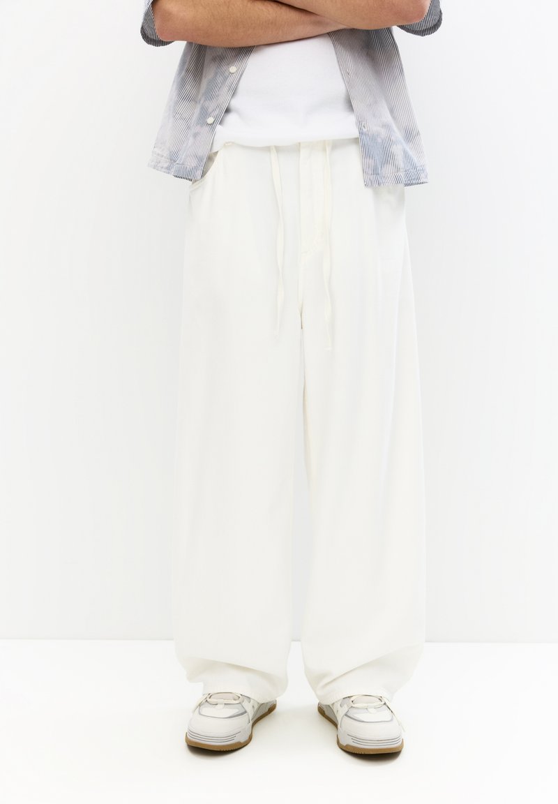 PULL&BEAR - SUPER BAGGY - Relaxed fit jeans - white, Enlarge