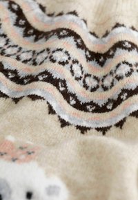 Tissu de pull en tricot avec un motif ondulé en crème, marron et pastels doux. Présente des motifs délicats et une texture duveteuse.