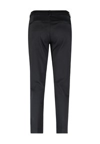 Pantalon noir slim avec poches passepoilées arrière et passants de ceinture, vu de dos sur fond blanc.
