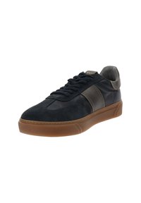 Zwarte suède en lederen sneaker met een donkergrijze accentstreep, ronde neuspunt, vetersluiting en een tan rubberen zool. Zachte en gestructureerde oppervlakken.