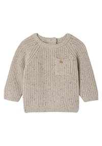 Beige gestrickter Pullover mit strukturiertem Muster, Rundhalsausschnitt, langen Raglanärmeln und einer kleinen Brusttasche mit einem Holzknopf.