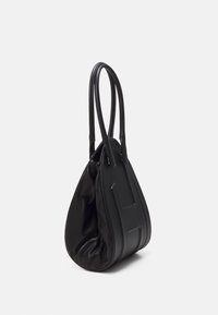 Sac à main en cuir noir avec deux longues poignées arrondies et une base structurée, présenté debout sur un fond uni.