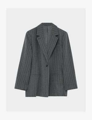 Blazer gris foncé à fines rayures, avec revers crantés, un bouton noir unique, deux poches avant et une poche poitrine, présenté sur un fond blanc.