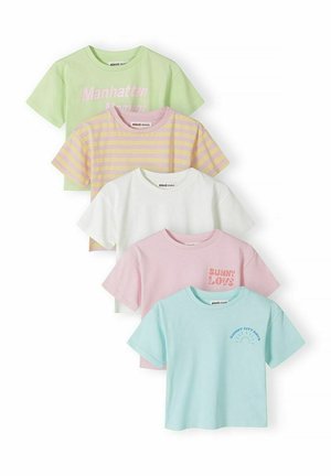 Cinq t-shirts à manches courtes pour enfants en couleurs pastel, comprenant des modèles unis, rayés et imprimés avec du texte et des graphiques.
