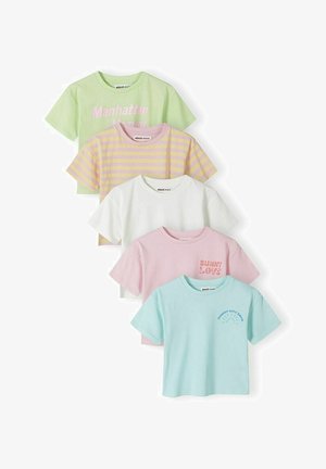 Cinq t-shirts à manches courtes pour enfants en couleurs pastel, comprenant des modèles unis, rayés et imprimés avec du texte et des graphiques.