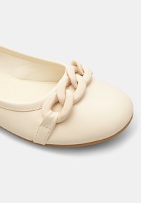Bata Ballerine con cinturino - beige