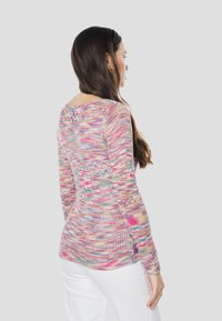 Színes kötött pulóver, többszínű mintával és változatos textúrákkal. Testhez simuló fazon, hosszú ujjak és csónaknyak.