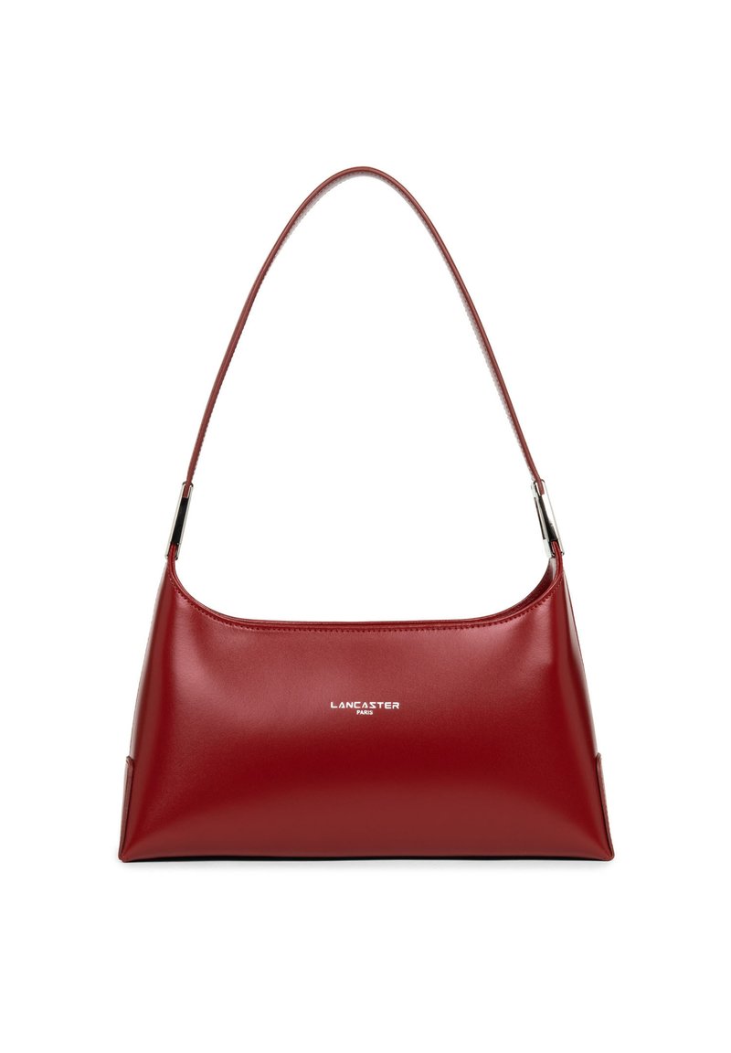 Sac à main en cuir rouge avec une bandoulière incurvée, au design épuré, logo en relief à l'avant, texture lisse et silhouette angulaire.