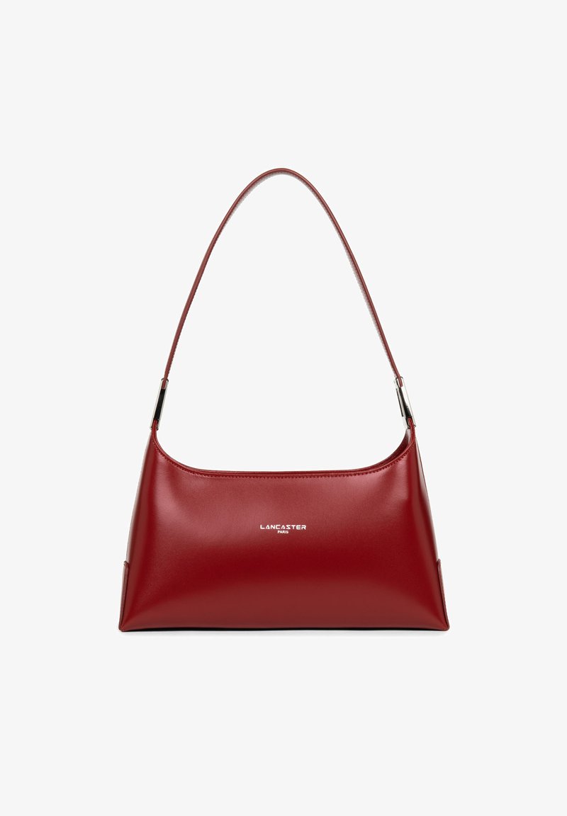 Borsa a spalla in pelle rossa con tracolla curva, design elegante, logo impresso sul davanti, texture liscia e silhouette angolare.