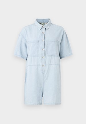 Salopetă scurtă din denim de un albastru deschis, cu guler, mâneci scurte, două buzunare frontale și închidere cu nasturi pe față.