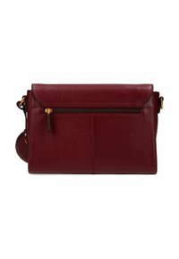 Borsa a tracolla in pelle bordeaux con patta, tasca frontale con zip, accessori in oro e superficie texturizzata.