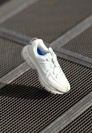 Nike Sportswear ZOOM VOMERO ROAM - Sneaker low - summit white/light bone/light iron ore/black