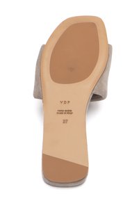 Sole di sandalo in suede grigio chiaro, con una base in gomma beige e dettagli del marchio in rilievo. Taglia 37 riportata sul sottopiede. Texture liscia.