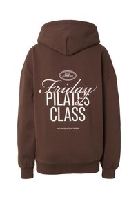 Sweat à capuche marron avec texte blanc indiquant "Cours de Pilates du vendredi" et texte plus petit "bon exercice et excellente compagnie" au dos.