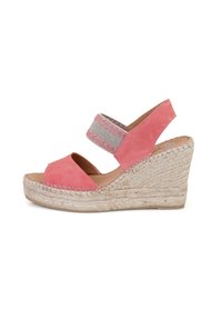 Sandales à talon en corail avec une bride en tissu ornée de coutures en zigzag ; dessus en daim et talon en jute tressé. Design ouvert à l'avant.