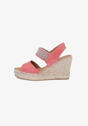 Koraalgekleurde wedge sandalen met een stoffen band met zigzagstiksel; bovenwerk van suede en een gevlochten jute hak. Open teen ontwerp.