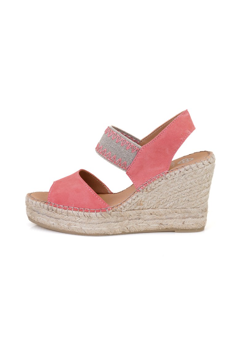 Sandales à talon en corail avec une bride en tissu ornée de coutures en zigzag ; dessus en daim et talon en jute tressé. Design ouvert à l'avant.