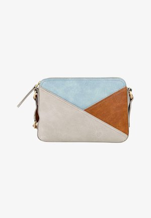 Bolso bandolera hecho de cuero en tonos gris claro, azul y marrón. Presenta un diseño geométrico con cierre de cremallera y un detalle prominente del logo.