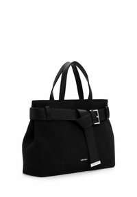 Sac à main noir au forme structurée, fabriqué en tissu doux et avec des accents en cuir. Dispose d'un design ceinturé avec une boucle en argent et un détail de logo.