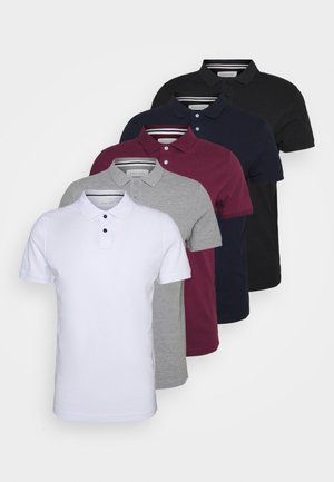 Cinco camisolas polo: brancas, cinza, burgundy, azul marinho e pretas. Cada uma tem colarinho, mangas curtas e botões no pescoço. Material de algodão.