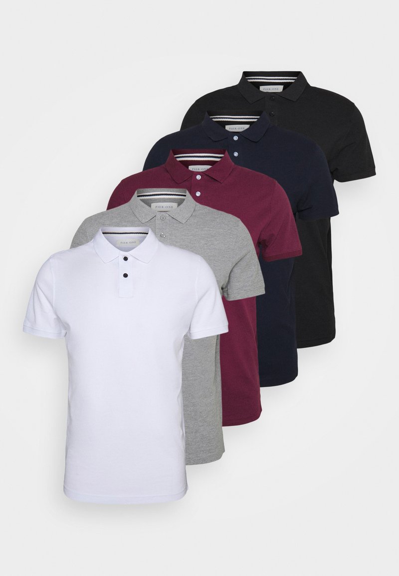 Vijf polo-shirts: wit, grijs, bordeauxrood, marineblauw en zwart. Elk heeft een kraag, korte mouwen en knopen bij de hals. Katoenen materiaal.