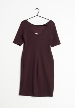 Dunkellila kurzärmeliges knielanges figurbetontes Kleid mit U-Ausschnitt, hängt an einem schwarzen Kleiderbügel vor weißem Hintergrund.