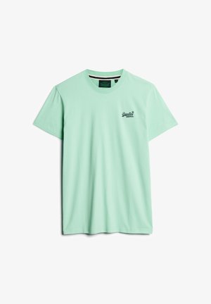 T-shirt in cotone verde menta con maniche corte, colletto a giro e un piccolo logo ricamato nero sul lato sinistro del petto. Texture liscia.