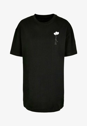 Tricou din bumbac negru cu guler rotund, având o grafică albă a unei figuri care ține două baloane în partea stângă a pieptului.