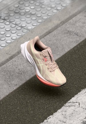 DYNABLAST 5 - Zapatillas running asfalto - fawn/oyster white