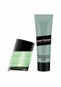 Vihreä lasinen hajustepullo mustalla korkilla, vieressä vaaleanvihreä suihkugeelituubi mustalla tekstillä ja mustalla pohjalla, jossa on merkintä "Made for Men".